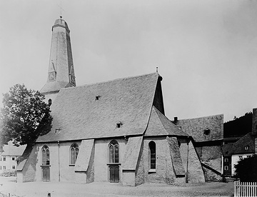 Ev. Pfarrkirche, ehem. St. Anna, romanischer Gewölbebau, Kirchturm nach Brand 1782 mit gestreckter Haube erneuert, Aufnahme um 1930?