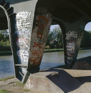 Dortmund-Ems-Kanal, Westufer: Graffiti-Malereien an den Pfeilern der Laerer Landweg-Brücke