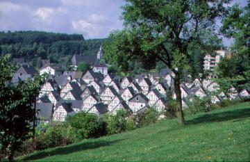 Fachwerkhäuser des Altstadtviertels "Alter Flecken" mit ev. Pfarrkirche - Blick vom Schlossberg