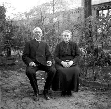 Ehepaar Holdschlag, Dorstener Straße, im Garten