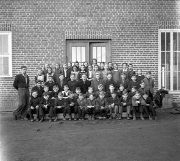 Schulklasse des Jahrgangs 1939 der Alexander-Schule mit ihrem Lehrer Liesner