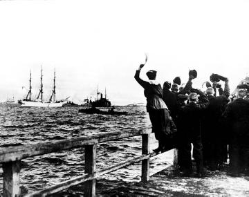 Marine im Ersten Weltkrieg: Bejubelte Rückkehr der S.M.S. Wolf in den Heimathafen Kiel im Februar 1918 nach mehrmonatiger Expedition in den Atlantischen und Pazifischen Ozean