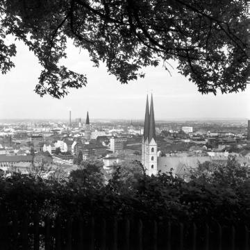 Blick von der Burg Sparrenberg auf die Stadt mit der Neustädter Marienkirche im Vordergrund