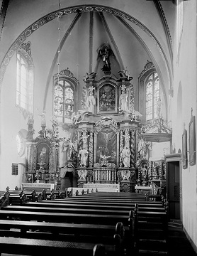 Reich verzierte Barockaltäre im Chor der Pfarrkirche St. Bernhard