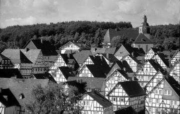 Fachwerkhäuser des Altstadtviertels "Alter Flecken" mit ev. Pfarrkirche - Blick vom Schlossberg