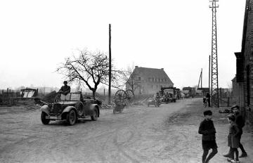Abzug der in Raesfeld stationierten Truppe der Waffen-SS, Fahrzeugkolonne vor dem Dorf