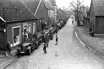 Abzug der in Raesfeld stationierten Truppe der Waffen-SS, abfahrbereite Fahrzeugkolonne
