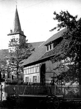 Fachwerkhaus und ev. Kirche in Schmillinghausen