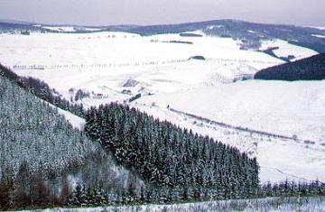 Winterlandschaft, Blick vom Hömberg (695 m) bei Westfeld ins obere Lennetal