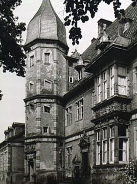 Schloss Barntrup, Partie der Eingangsfront mit Blick auf den polygonalen Eckturm