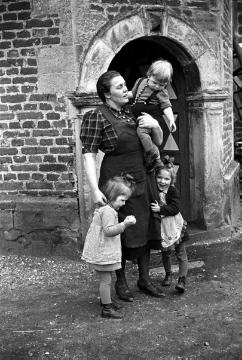 Frau Albersmeier mit ihren Kindern, Schloss