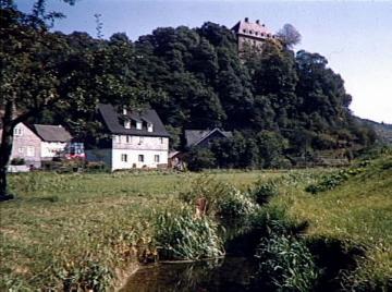 Auf bewaldetem Berg: Jugendherberge Burg Bilstein