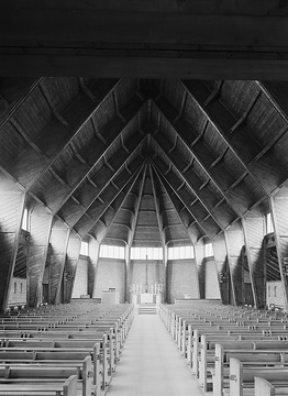 Die Erlöser-Kirche in Münster, erbaut 1950: Blick durch das Kirchenschiff zum Altar