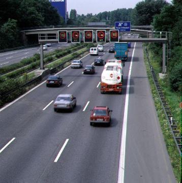 Verkehrsbeeinflussungsanlage A 40: Regelschilderbrücke bei Essen-Frillendorf