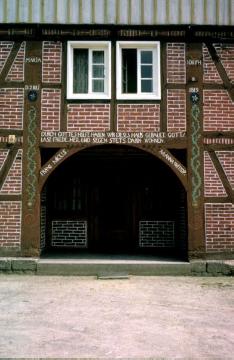 Fachwerkbauernhaus in Rheder: Frontpartie mit Eingangstor und Hausinschrift