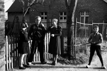 Jugendliche vor dem Haus der Familie Rosenbaum: Martin Nagel, Anna Stevnes und Antonius Bonhoff
