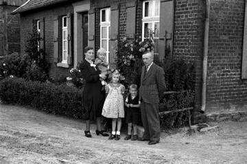 Familie Brömmel, Südring, vor ihrem Haus