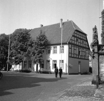 Wiedenbrück, Marktplatz: Das Rathaus, verputzter Fachwerkbau von 1619