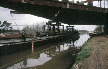 Bau der Autobahn A1: Einschwämmen der Autobahnbrücke über den Dortmund-Ems-Kanal (Einweihung der Trasse A1 im Jahre 1968)