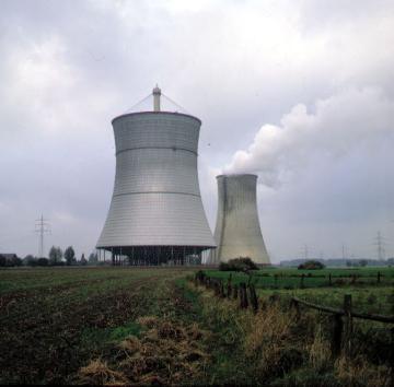 Kühltürme des Atomkraftwerkes der VEW (Vereinigte Elektrizitätswerke Westfalen) mit Lippewiesen