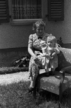 Frau Alois Marpert, Borkener Straße, mit Kind