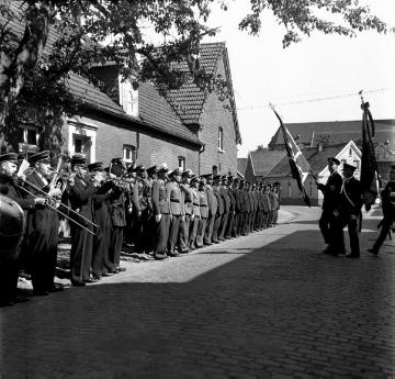 Sommerfest des NS-Kyffhäuserbundes im Dorf, Abmarsch von der Gaststätte Grundmann zum Tiergarten, mit Urlaubern der Wehrmacht
