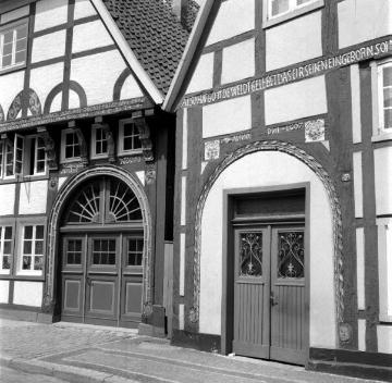 Wiedenbrück, Lange Straße: Haustüren der Fachwerkhäuser Nr. 93 und 95, erbaut im 16. und 17. Jahrhundert