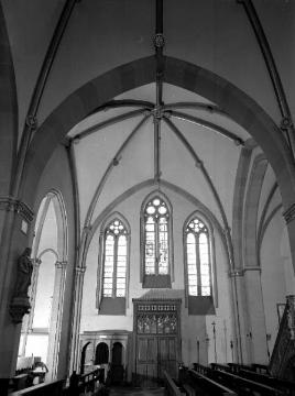 St. Ägidius Kirche, Wiedenbrück: Beichtstuhl und Maßwerkfenster im südlichen Gewölbe