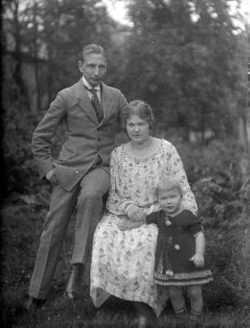 Herr Linneherr mit Gattin und Tochter, Bruchhausen, 1921