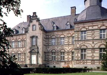 Schloss Overhagen, Hauptfront mit Eingangsportal - Bj. 1619, Baumeister Laurenz von Brachum, Lipperenaissance, seit 1962 Gymnasium