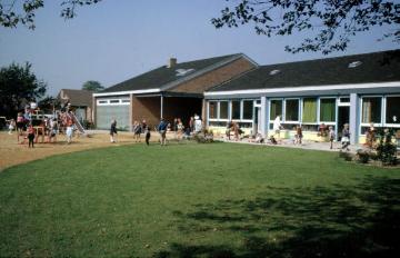 Münster-Albachten: St. Josef-Kindergarten mit Spielplatz um 1970