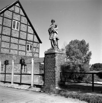Münster-Handorf: Brückenskulptur des Hl. Nepomuk an der Havichhorster Mühle, 1959, urkundlich erstmals erwähnt 1318, zugehörig zu Haus Havichhorst, Sudmühle