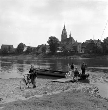 Fährboot-Transfer auf der Weser bei Lüchtringen, im Hintergrund die St. Johannes Baptist-Kirche