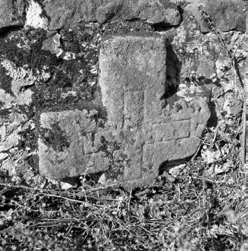 Verwittertes Steinkreuz (Grenzteinstein?) an einer Mauer bei Brochterbeck