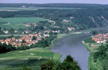 Blick vom Rotsberg: Weserbogen bei Herstelle und Würgassen - in Hintergrund das Naturschutzgebiet "Hannoversche Klippen"