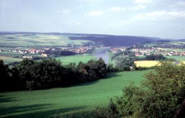 Blick vom Rotsberg: Weserbogen bei Herstelle und Würgassen - in Hintergrund das Naturschutzgebiet "Hannoversche Klippen"