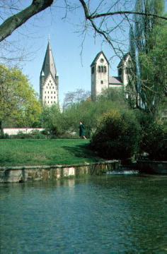 Paderquellen mit Blick auf den St. Liborius-Dom und die Abdinghof-Kirche