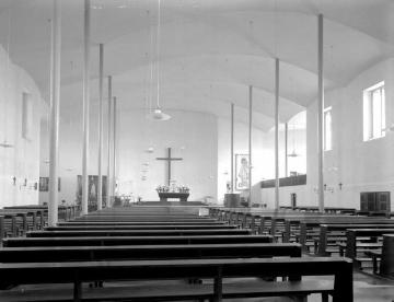 Blick in die St. Marien-Kirche, moderner Kirchenbau des Architekten Dominikus Böhm (Köln), errichtet 1951-1953