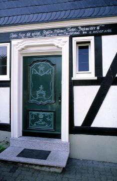 Kunstvoll geschnitzte Eingangstür eines Fachwerkhauses im historischen Altstadtviertel "Alter Flecken"
