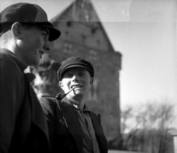 H. Nießing und Josef Meyering aus dem Göringshook vor Schloss Raesfeld