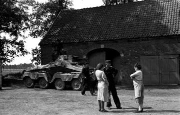 Einquartierte Soldaten der Waffen-SS mit ihren Fahrzeugen auf dem Hof Schulze Böckenhoff. Mitglieder einer SS-Einheit aus Österreich, die von Herbst 1939 bis Frühjahr 1940 in Raesfeld stationiert war.