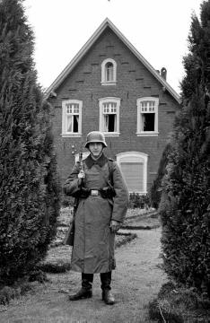 Soldat der Waffen-SS auf dem Hof Schulze Böckenhoff. Mitglied einer SS-Einheit aus Österreich, die von Herbst 1939 bis Frühjahr 1940 in Raesfeld einquartiert war.