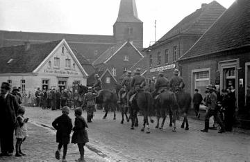 Soldaten der Waffen-SS reiten durch das Dorf. Mitglieder einer SS-Einheit aus Österreich, die von Herbst 1939 bis Frühjahr 1940 in Raesfeld einquartiert war.