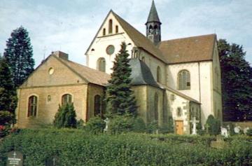 Pfarrkirche Mariae Empfängnis: Nordostansicht mit Friedhof (Abteikirche des ehem. Zisterzienserklosters Marienfeld)