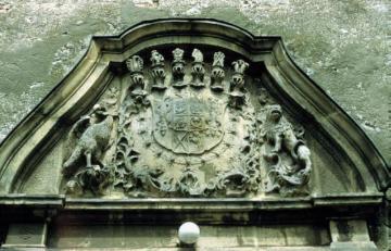 Wappenrelief am Westportal der Kirche St. Maria Immakulata in Kaunitz-Österwiehe