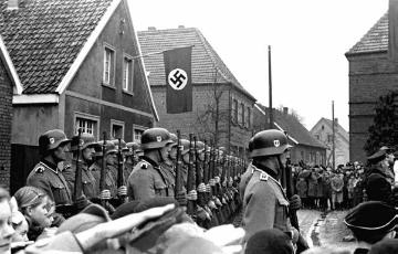 Feierstunde zum "Heldengedenktag" am Kriegerdenkmal mit Soldaten der Waffen-SS. Mitglieder einer SS-Einheit aus Österreich, die von Herbst 1939 bis Frühjahr 1940 in Raesfeld einquartiert war.