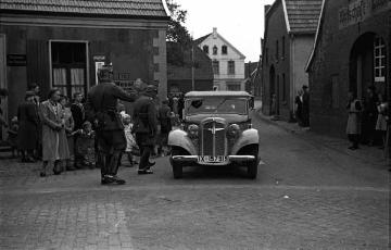 Das letzte Schützenfest vor dem Krieg, Sommer 1939, Ortsgendarm Baltruschat regelt den Verkehr