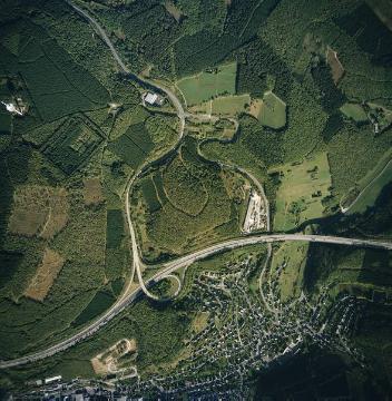 Siegen-Eisern, Autobahn A45 mit der Anschlussstelle AS Siegen-Eisern, nördlich bewaldete Fläche mit der Eisernhardt