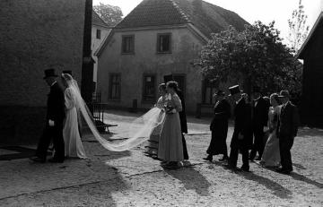 Hochzeit Fasselt - Welchering, das Brautpaar und die Gäste ziehen in die Kirche