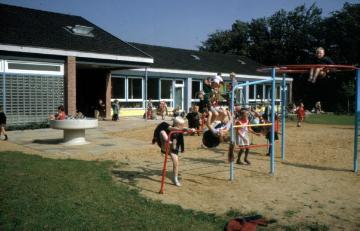 Münster-Albachten: St. Josef-Kindergarten mit Spielplatz um 1970